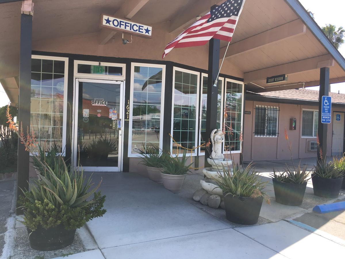 Maple Inn And Suites Los Banos Eksteriør bilde