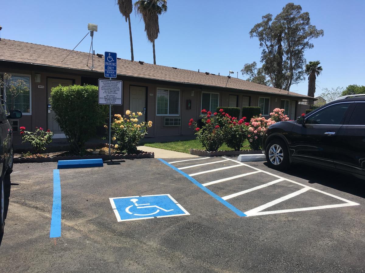 Maple Inn And Suites Los Banos Eksteriør bilde
